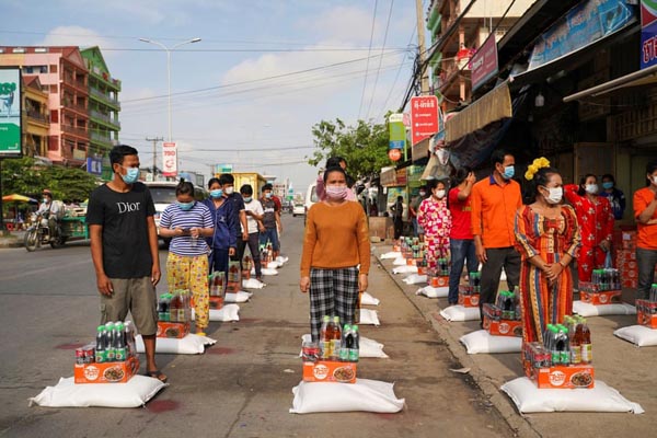 واکسینه سالمندان در خرابه های شهر / اعتصاب علیه قانون جدید مالیات (گزارش تصویری)