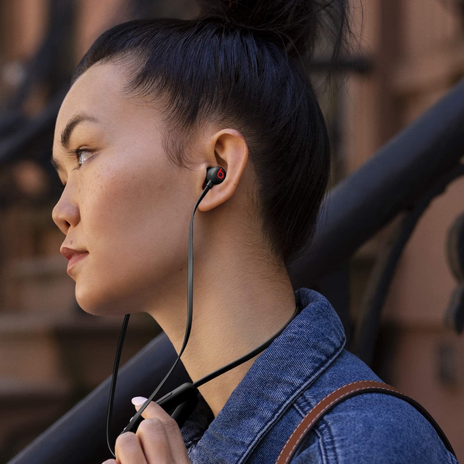 بررسی هدفون بی سیم Beats flex بررسی هدفون بی سیم Beats flex