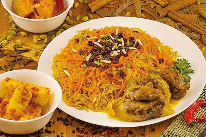زمانی که از غذاهای افغانستانی حرف می ‏زنیم، این غذاهای گوشتی است که بیشتر از همه به چشم می‎آید؛ بیشتر غذاهای افغانستانی با ترکیبی از گوشت قرمز و سبزیجات درست می‎شو‌د؛ غذاهایی که البته در مناطق مختلف به‌شکلی متفاوت طبخ می‏ شود.