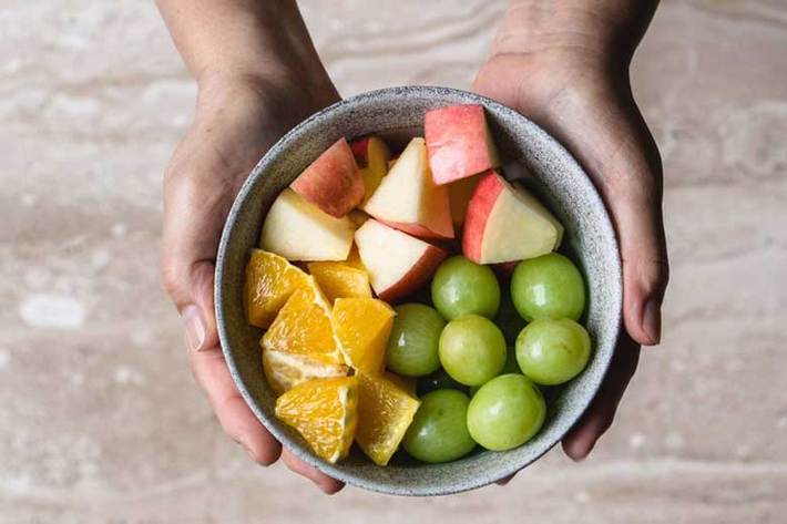 براساس یافته های به دست آمده در این مطالعه مشخص شد افرادی که حداقل دو وعده میوه در روز می خورند نسبت به افرادی که کمتر از نصف وعده میوه در روز مصرف می کنند، دارای حساسیت بیشتری به انسولین هستند.