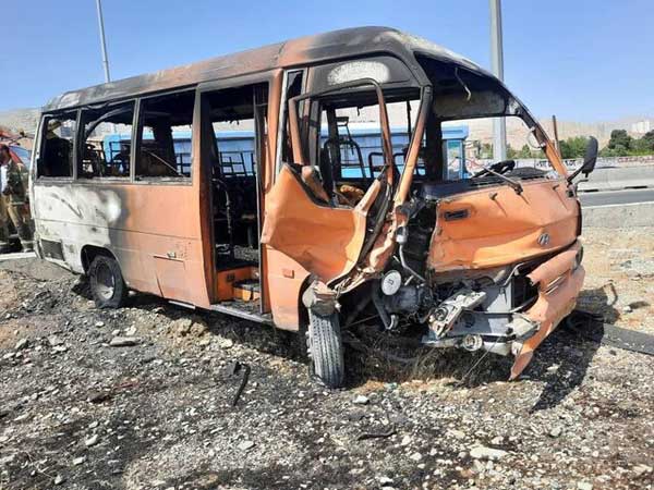 تصادف آتشین مینی‌ بوس و سمند در اتوبان کرج - تهران (+عکس)