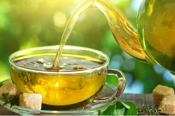پژوهشگران داروساز هندی موفق شدند ترکیبی با نام گالوکاتچین را در چای سبز شناسایی کنند که در برابر ویروس های کرونا بسیار فعال بوده و می تواند در ساخت دارویی برای مقابله با کووید ۱۹ مورد استفاده قرار گیرد.