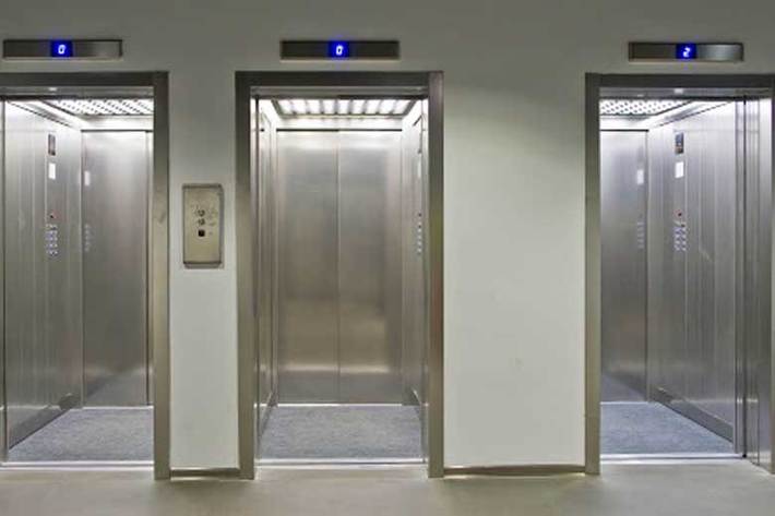 با قطعی‌ های مکرر برق در روزهای اخیر، هراسی که بسیاری از شهروندان دارند این است که در صورت قطع برق و محبوس‌شدن احتمالی در کابین آسانسور چه کار باید بکنند؟