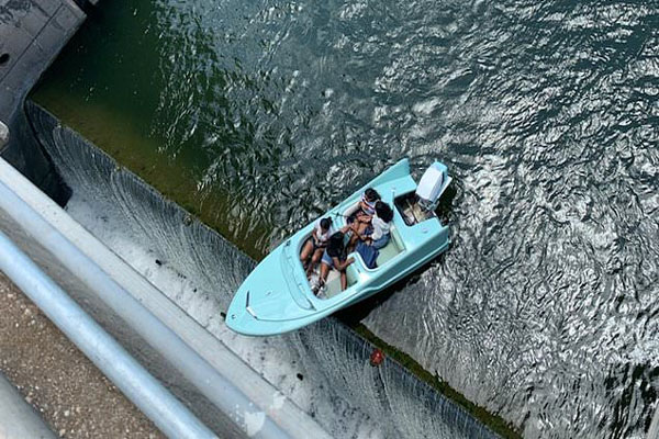 قایقی در لبه سقوط! / زنی با بلندترین مژه های جهان (گزارش تصویری)