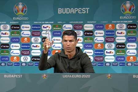 دشمنی «رونالدو» با نوشابه؛ آب بنوشید (+عکس)