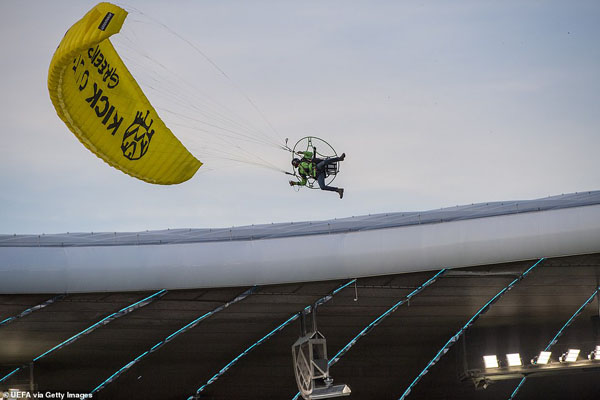 سقوط پاراگلایدر در ورزشگاه آلیانس آره نای مونیخ (تصاویر) سقوط پاراگلایدر در ورزشگاه آلیانس آره نای مونیخ (تصاویر)