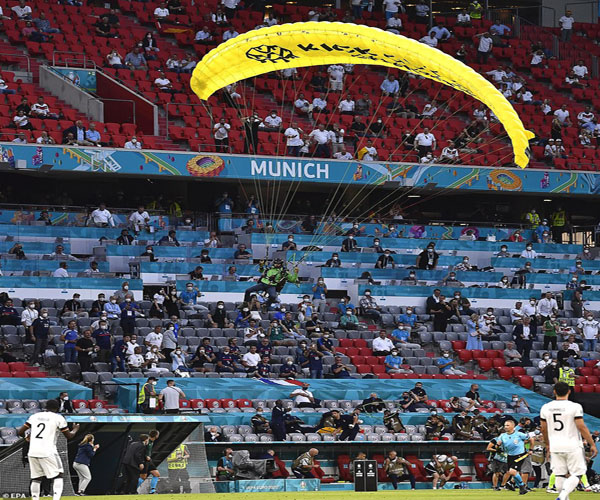 سقوط پاراگلایدر در ورزشگاه آلیانس آره نای مونیخ (تصاویر) سقوط پاراگلایدر در ورزشگاه آلیانس آره نای مونیخ (تصاویر)