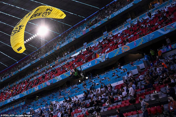 سقوط پاراگلایدر در ورزشگاه آلیانس آره نای مونیخ (تصاویر) سقوط پاراگلایدر در ورزشگاه آلیانس آره نای مونیخ (تصاویر)