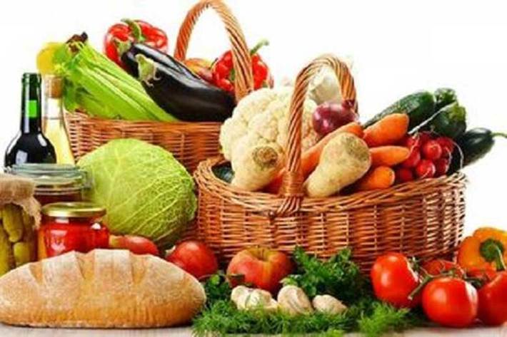 یک متخصص تغذیه بر اهمیت مصرف میوه ها و سبزیجات در فصل تابستان تاکید کرد و گفت: میوه و سبزیجات به سبب بهره مندی از آب فراوان نیاز بدن را تامین می کنند.