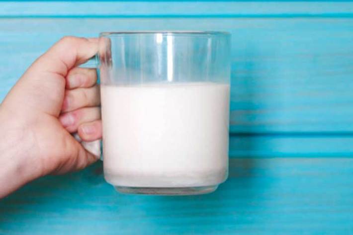 گروه محققان رویکرد ژنتیکی مصرف شیر را با بررسی تغییر در ژن لاکتاز مرتبط با هضم قندهای شیر معروف به لاکتوز را بررسی کردند. نتایج این مطالعه نشان داد، تنوع ژنتیکی در هضم لاکتوز، روش خوبی برای شناسایی افرادی است که مقادیر بیشتری شیر مصرف می‌کنند.