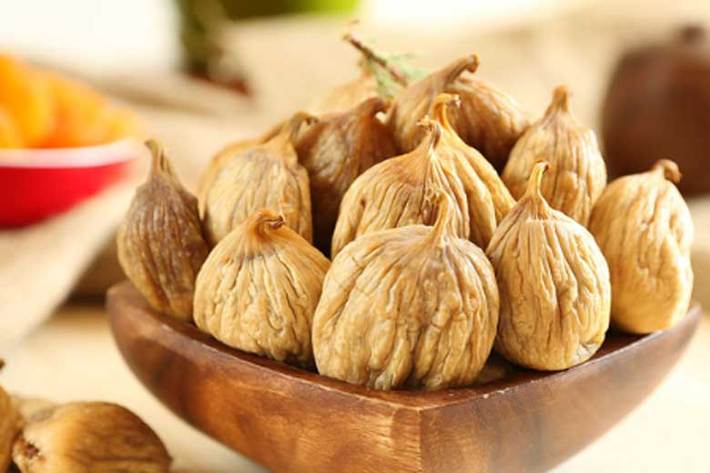 انجیر با نام انگلیسی Fig و نام علمی Ficus carica گیاهی از خانواده Moraceae است که خداوند در آیه اول سوره تین به آن قسم خورده است. درخت انجیر با قدمتی هزار ساله مربوط به مناطق آسیای جنوب غربی و شرقی مدیترانه بوده و با اینکه منشا اولیه انجیر خاورمیانه است، اما امروزه پراکندگی جهانی دارد.