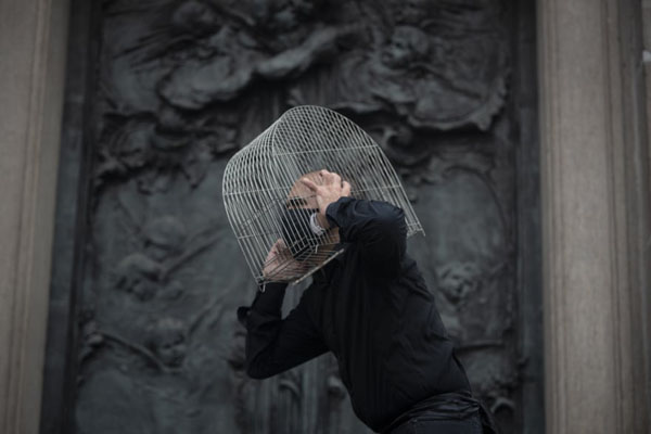 گردباد همه چیز را به هم ریخت /  مردی در قفس (گزارش تصویری)