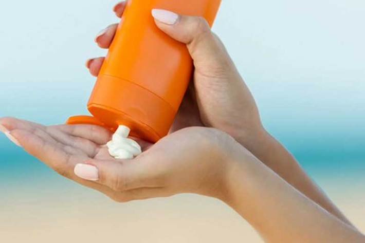 عضو انجمن علمی پوست گفت: افراد بویژه در فصل تابستان که بیشتر از ضد آفتاب‌ ها استفاده کرده و سعی می‌کنند در ساعات آفتابی کمتر در بیرون از منزل حضور داشته باشند، باید مصرف غذاهای سرشار از ویتامین D را افزایش دهند.