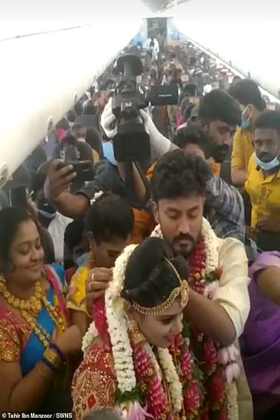 برگزاری جشن عروسی 160 نفره در هواپیما برای فرار از محدودیت های کرونایی! (تصاویر)