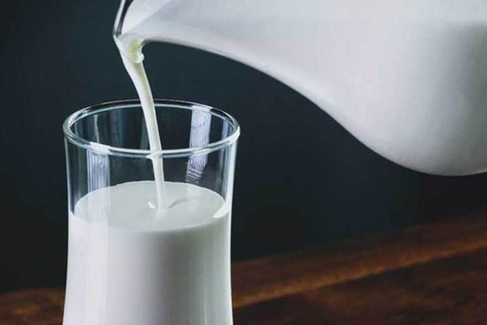 نتایج یک بررسی جدید نشان می‌دهد مصرف روزانه یک لیوان شیر می‌تواند خطر ابتلا به بیماری‌های قلبی را کاهش دهد.