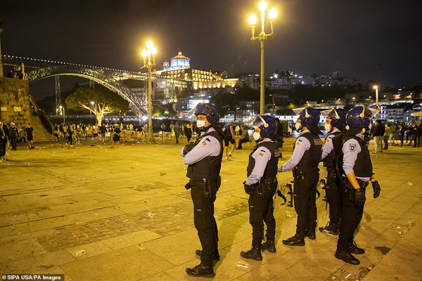 انگلیسی ها چگونه این شهر پرتغال را به آشوب کشیدند؟ (گزارش تصویری) انگلیسی ها چگونه این شهر پرتغال را به آشوب کشیدند؟ (گزارش تصویری)