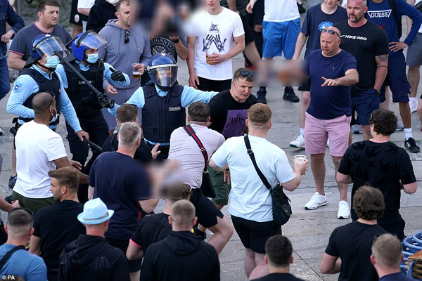 انگلیسی ها چگونه این شهر پرتغال را به آشوب کشیدند؟ (گزارش تصویری) انگلیسی ها چگونه این شهر پرتغال را به آشوب کشیدند؟ (گزارش تصویری)