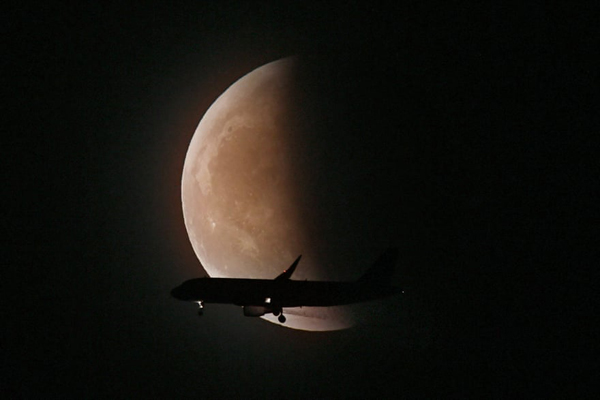 اَبَرماه باز هم زیبایی اش را در کل جهان به رخ کشید (تصاویر) اَبَرماه باز هم زیبایی اش را در کل جهان به رخ کشید (تصاویر)