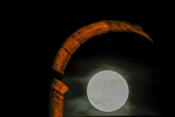 اَبَرماه باز هم زیبایی اش را در کل جهان به رخ کشید (تصاویر) اَبَرماه باز هم زیبایی اش را در کل جهان به رخ کشید (تصاویر)