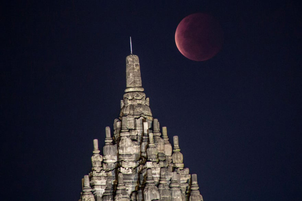 اَبَرماه باز هم زیبایی اش را در کل جهان به رخ کشید (تصاویر) اَبَرماه باز هم زیبایی اش را در کل جهان به رخ کشید (تصاویر)