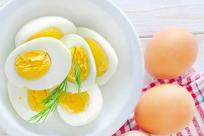 زرده تخم مرغ به عنوان قسمت زرد رنگ در مرکز تخم مرغ حاوی مقادیر زیادی کلسترول است، اما همچنین مجموعه ای از مواد مغذی حیاتی و فواید برای سلامتی را نیز تامین می کند.