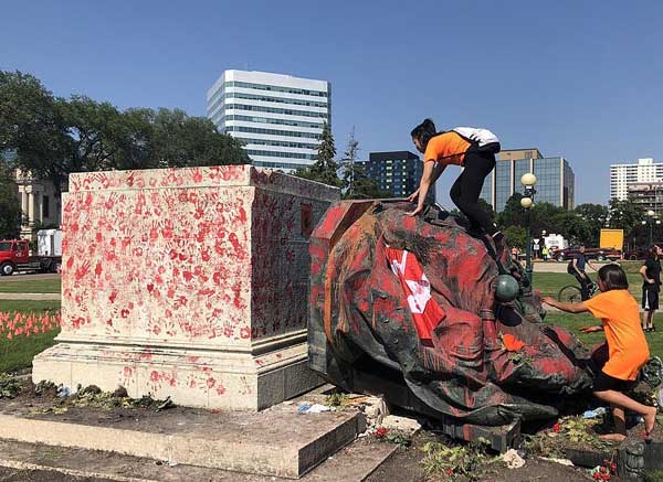 کانادایی ها مجسمه های ملکه الیزابت و ویکتوریا را سرنگون کردند (+تصاویر) کانادایی ها مجسمه های ملکه الیزابت و ویکتوریا را سرنگون کردند (+تصاویر)