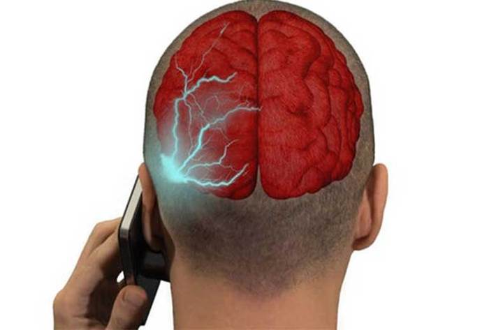 در طول زمانی‌که موبایل مورد استفاده افراد قرار گرفته است، امواج آن می‌تواند به‌راحتی روی سیستم‌ های مغزی و عملکرد آن همچنین مدار‌های نورونی تاثیر بگذارد.