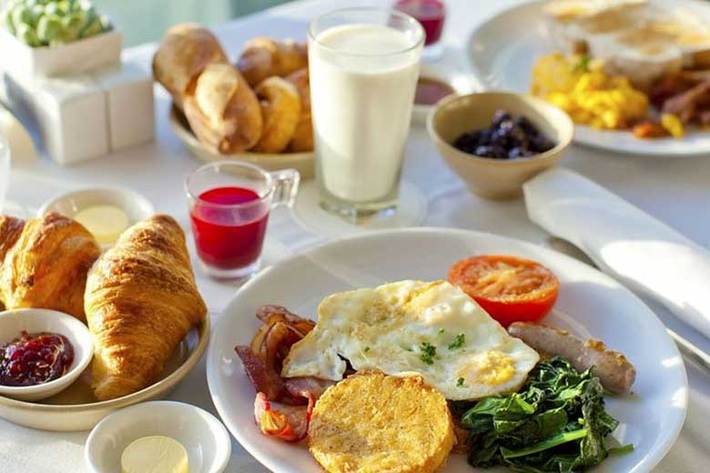 صبحانه یک وعده غذایی است که حذف آن باعث چاقی شما می شود چون بدن در طول روز به کالری بیشتری احتیاج پیدا می کند.