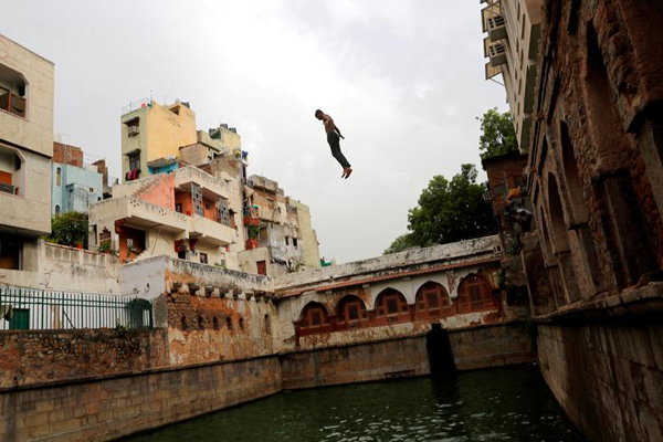 مسابقه هات داگ خوری در عصر کرونا / قایق مهاجرانی که دیپورت شدند (گزارش تصویری)