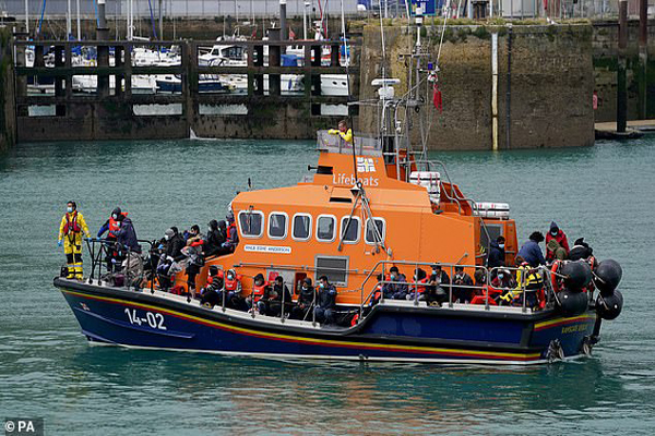 مسابقه هات داگ خوری در عصر کرونا / قایق مهاجرانی که دیپورت شدند (گزارش تصویری)