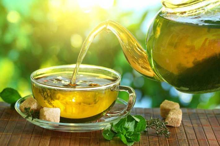 خواص چای سبز چای سبز به قدری بیشمار است که در یک عبارت می توان آن را درمان تمام بیماری ها و راهی برای زیبایی و تناسب اندام معرفی کرد.