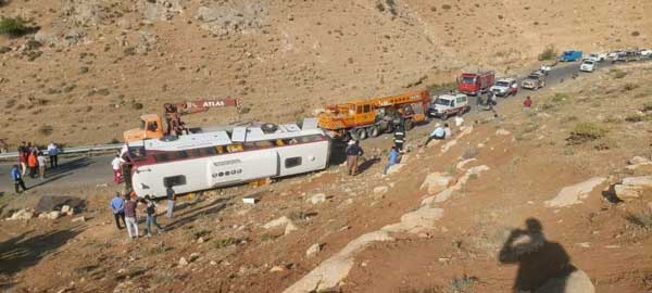 اولین تصاویر از واژگونی اتوبوس حامل خبرنگاران در آذربایجان غربی (+عکس و فیلم) اولین تصاویر از واژگونی اتوبوس حامل خبرنگاران در آذربایجان غربی (+عکس و فیلم)