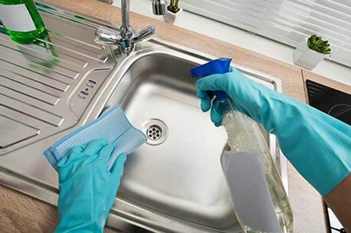 سینک ظرفشویی از مهم‌ترین قسمت‌های آشپزخانه است. تمیز نگه داشتن آن و جلوگیری از مرطوب بودن آن به شدت ضروری است زیرا رطوبت و عدم بهداشت در آن ناحیه می‌تواند باعث حشره زدن آشپزخانه شما شود و همچنین در بهداشت سلامت اعضای خانه نقش مهمی را بازی می‌کند.