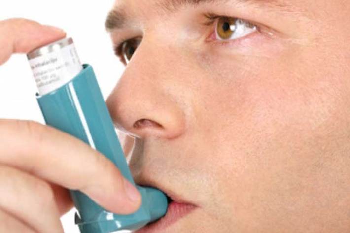 آسم از شایع‌ترین بیماری‌ های مزمن تنفسی و یک معضل بهداشتی و درمانی در سطح جهان است. آسم یک بیماری غیرقابل سرایت در دستگاه تنفسی بوده که مجاری هوایی را درگیر می‌کند و ارثی بوده و ژن‌های مستعدکننده آن از پدر یا مادر به فرزند منتقل می‌شود.