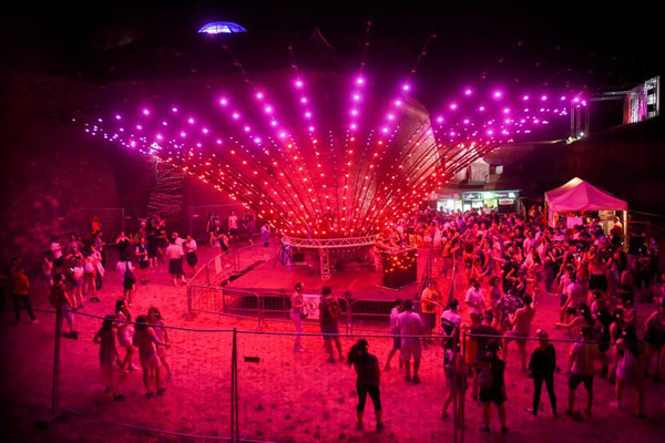 مهاجرت با قایق بادی / بقایای یک آتش سوزی هولناک (گزارش تصویری)