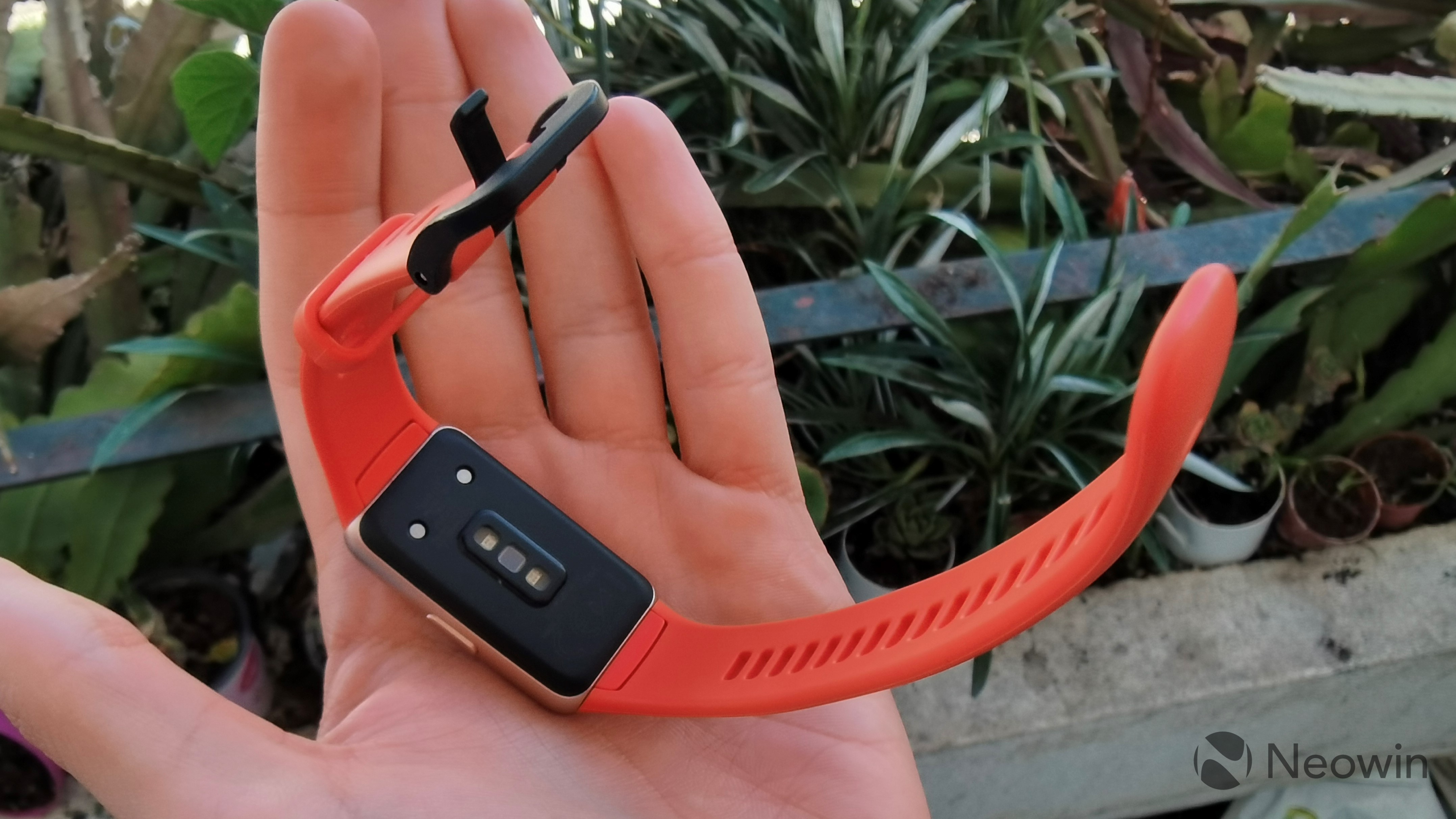 دلایل محبوبیت دستبند هوشمند هواوی بند ۶ از نگاه رسانه‌های معتبر دنیا