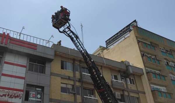 آتش سوزی در خیابان مطهری / ساختمان اداری طعمه حریق شد (+تصاویر) آتش سوزی در خیابان مطهری / ساختمان اداری طعمه حریق شد (+تصاویر)