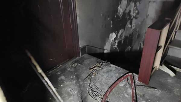 آتش سوزی در خیابان مطهری / ساختمان اداری طعمه حریق شد (+تصاویر) آتش سوزی در خیابان مطهری / ساختمان اداری طعمه حریق شد (+تصاویر)