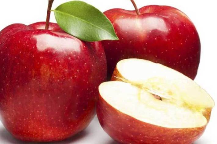 با توجه به اینکه سیب یک میوه بسیار پرخاصیت بشمار میرود ولی زیاده روی در خوردن دانه‌های آن می تواند باعث مسمومیت شدید و در برخی موارد نادر منجر به مرگ افراد شود.