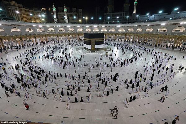 زیارت کعبه با رعایت فاصله اجتماعی (تصاویر) زیارت کعبه با رعایت فاصله اجتماعی (تصاویر)