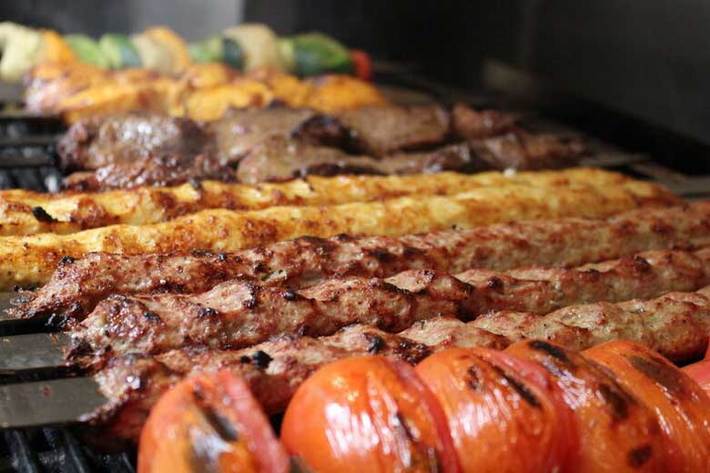 کباب به عنوان یکی از غذاهای محبوب، در تاریخ ایران زمین قدمتی طولانی داشته و این روزها در همه جوامع اروپایی و آسیایی هم شناخته شده است.