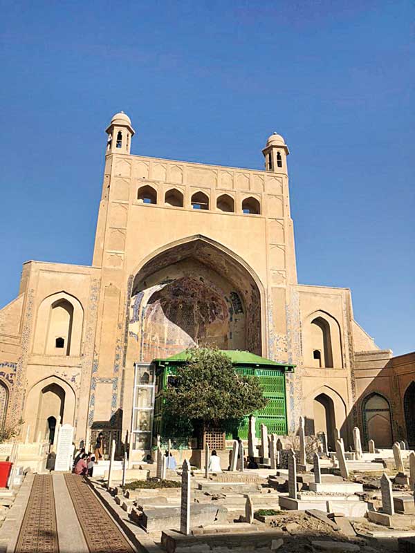 آمر صاحب دِ خانه شویم چای تیار است (+تصاویر)