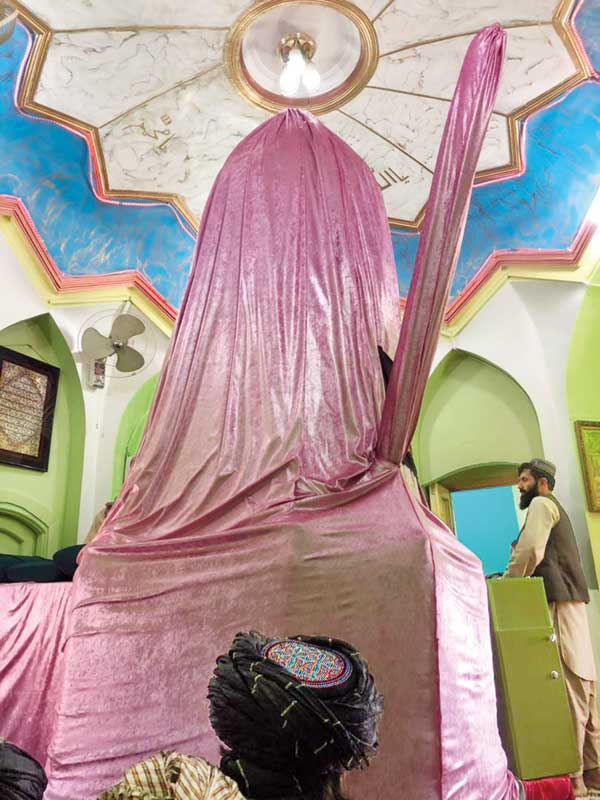 آمر صاحب دِ خانه شویم چای تیار است (+تصاویر)