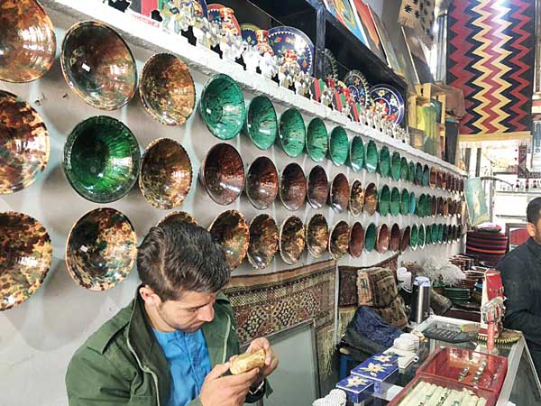 آمر صاحب دِ خانه شویم چای تیار است (+تصاویر)