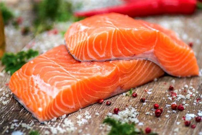 ماهی‌ها و انواع غذاهای دریایی به عنوان یکی از بهترین منابع برای تامین پروتئین بدون چربی و مواد معدنی بدن به شمار می آیند. ماهی‌های چرب به دلیل داشتن اسیدهای چرب امگا-۳ و ویتامین‌‌های A و D از نظر خواص یک قدم از سایر ماهی ها جلوترند.این روزها بسیاری افراد به دلیل شنیدن خبر وجود جیوه در ماهی ها از خوردن ماهی پرهیز می کنند و از این طریق یک منبع غنی از مواد معدنی را از دست می دهند.
