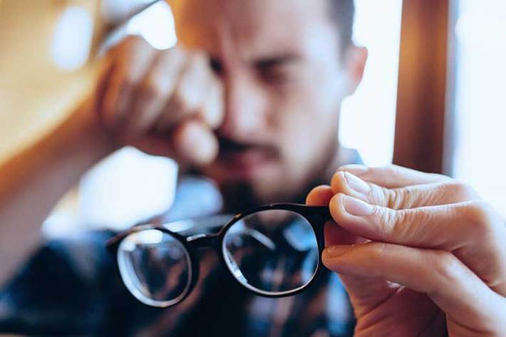 افراد در سنین مختلف ممکن است به دلایل خاصی دچار ضعیف شدن چشم شوند این مشکل، علائمی دارد که نشان می دهد چشم شما ضعیف شده است.