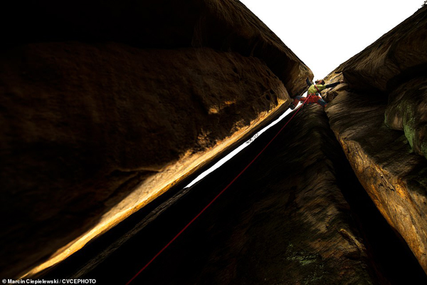 تصاویر خیره کننده و شگفت انگیز از مسابقه عکاسی از کوهنوردی (گزارش تصویری)