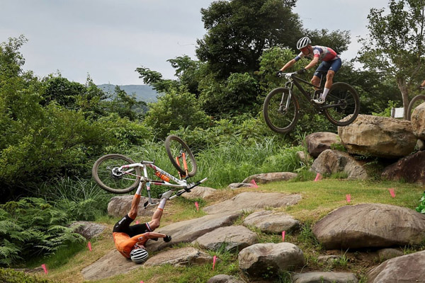 جهان، گرفتار آب و آتش (گزارش تصویری) جهان، گرفتار آب و آتش (گزارش تصویری)
