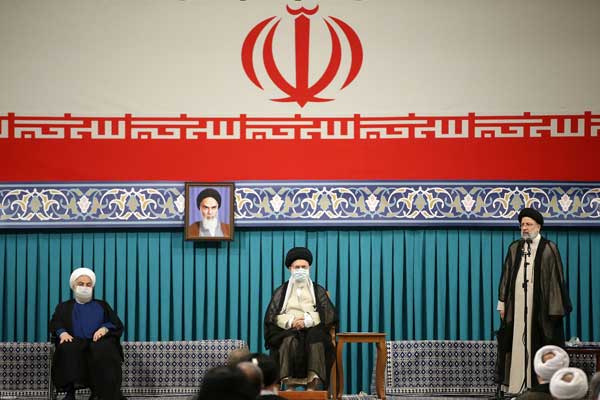 رهبر معظم انقلاب: مظهر وفاق ملی باشید با مردم صادقانه حرف بزنید با فساد و مفسد بیامان مبارزه کنید رهبر معظم انقلاب: مظهر وفاق ملی باشید با مردم صادقانه حرف بزنید با فساد و مفسد بیامان مبارزه کنید