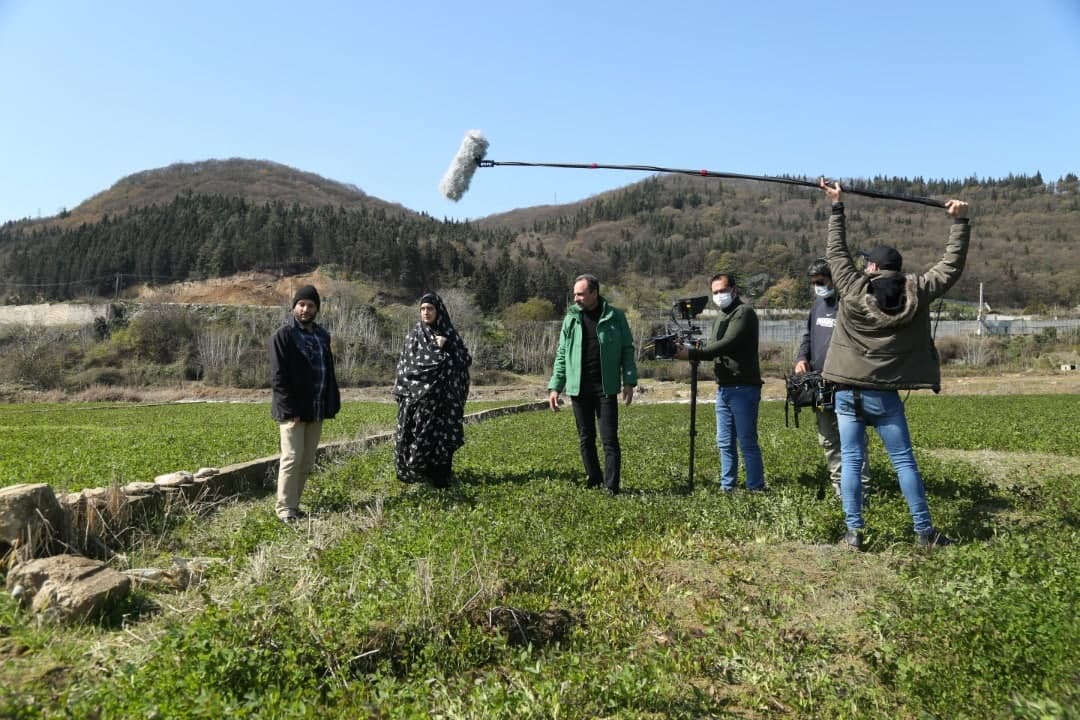 باران که می بارد از میان 200 قصه واقعی انتخاب و ساخته شد .